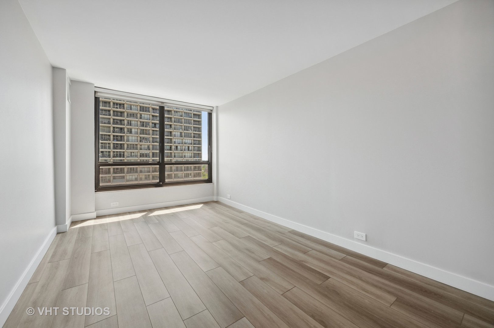 2020 N Lincoln Park West Unit: 19J
