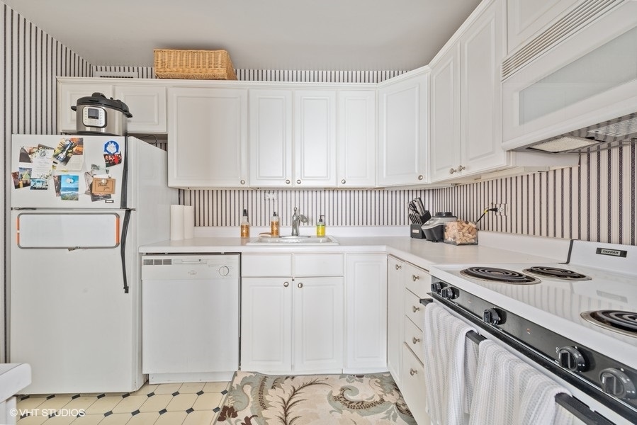 1850 N CLARK Street Unit: 1801