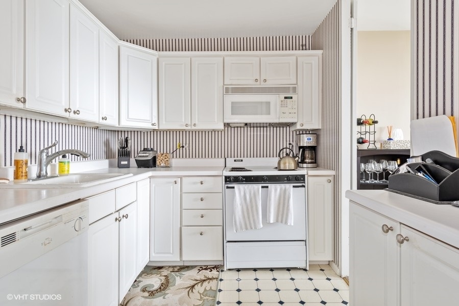 1850 N CLARK Street Unit: 1801