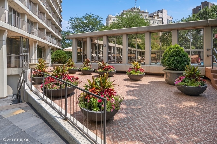 1960 N LINCOLN PARK WEST Unit: 2812