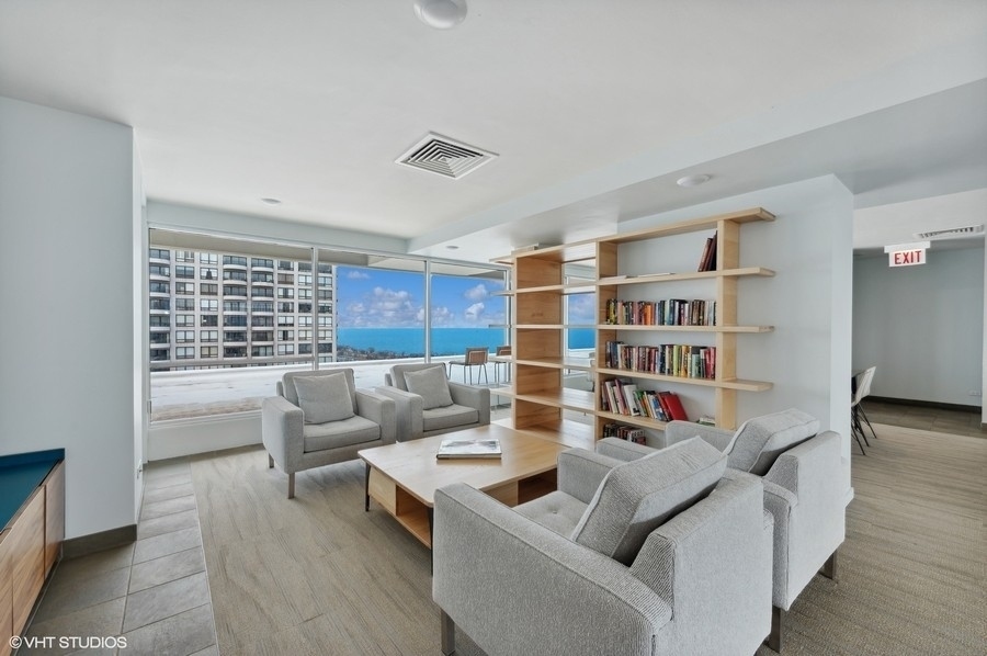 1960 N LINCOLN PARK WEST Unit: 2812
