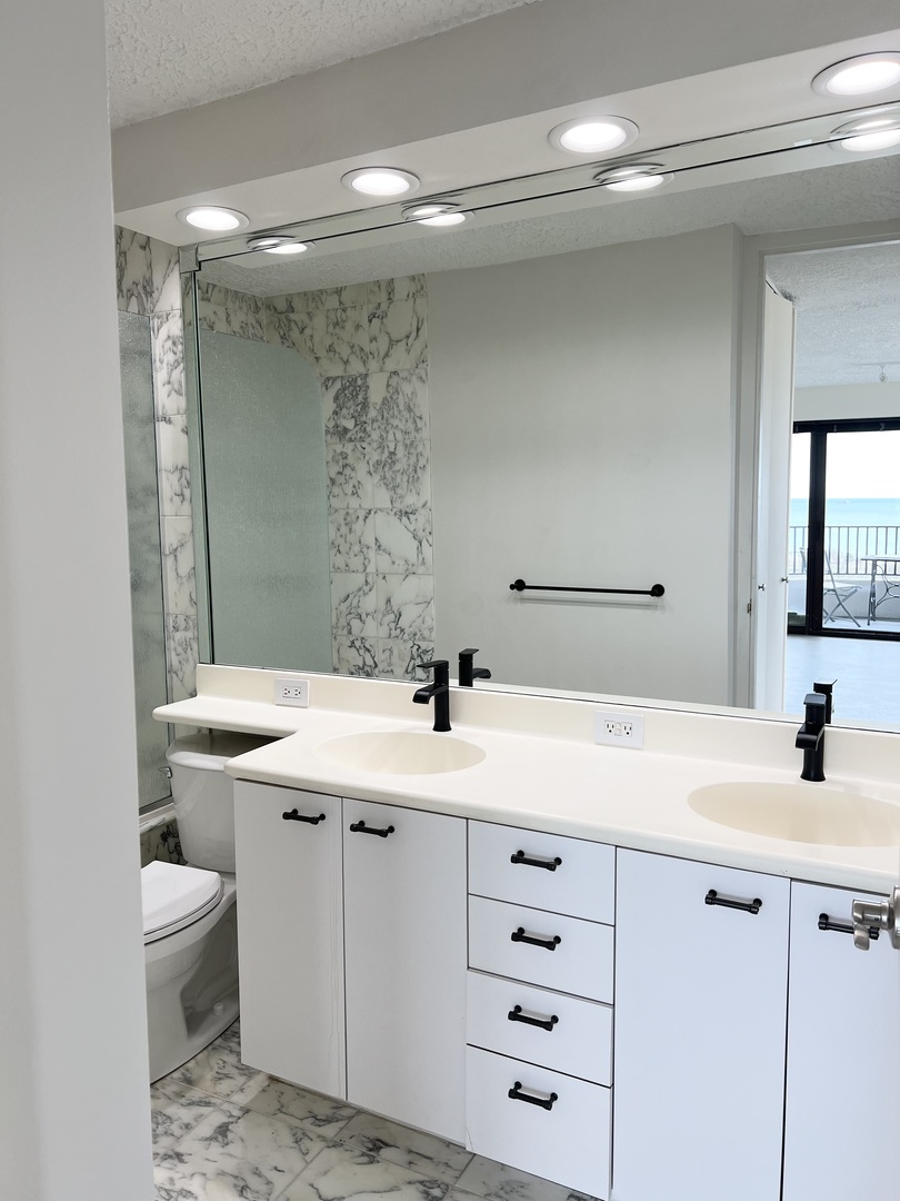 2020 N Lincoln Park West Unit: 15F