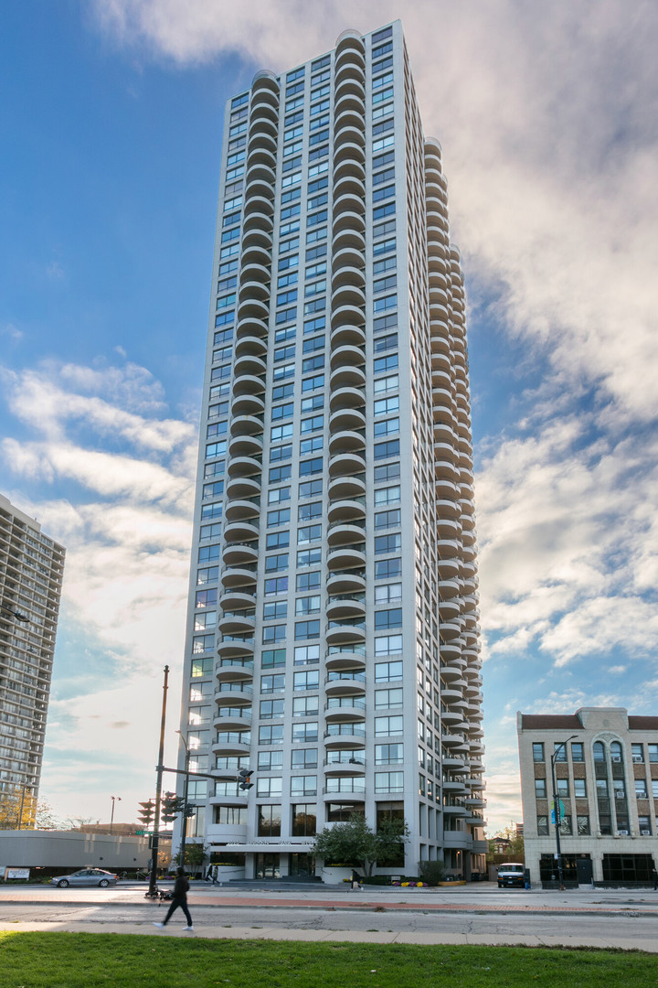 2020 N LINCOLN PARK WEST Unit: 32L