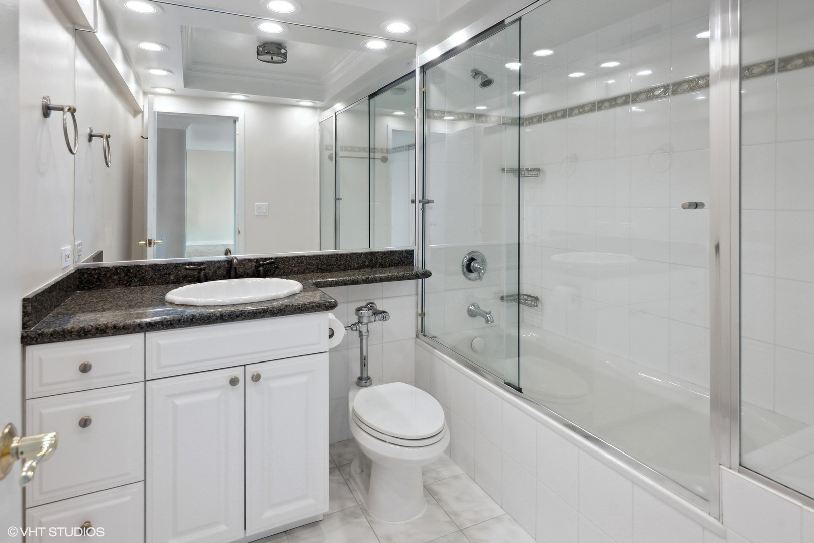 2800 N Lake Shore Drive Unit: 2704