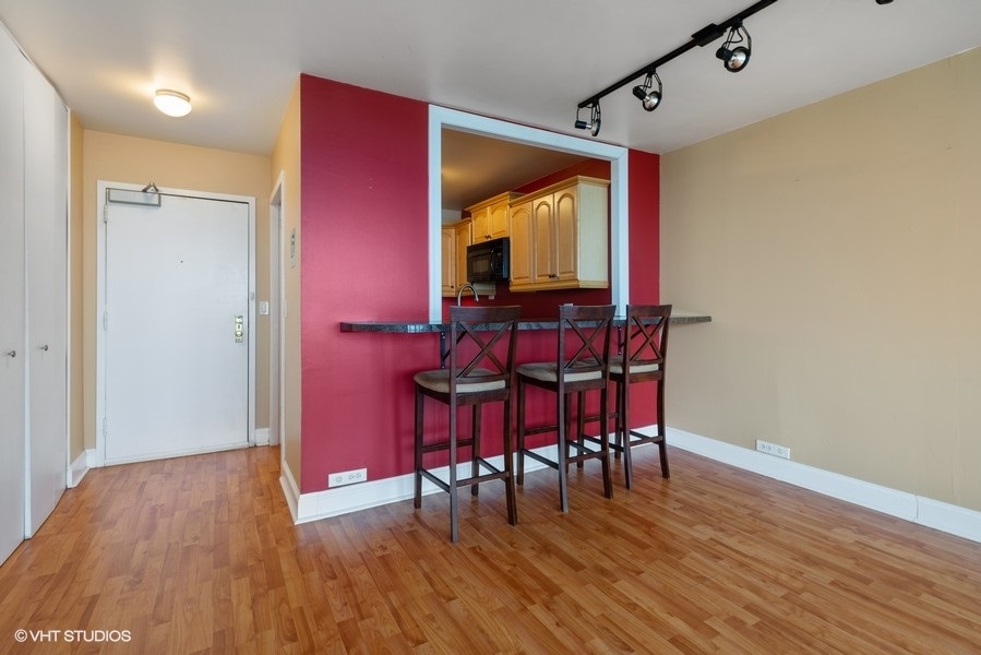 1850 N CLARK Street Unit: 2004