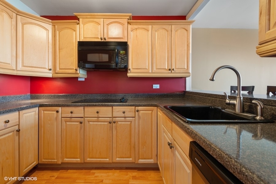 1850 N CLARK Street Unit: 2004