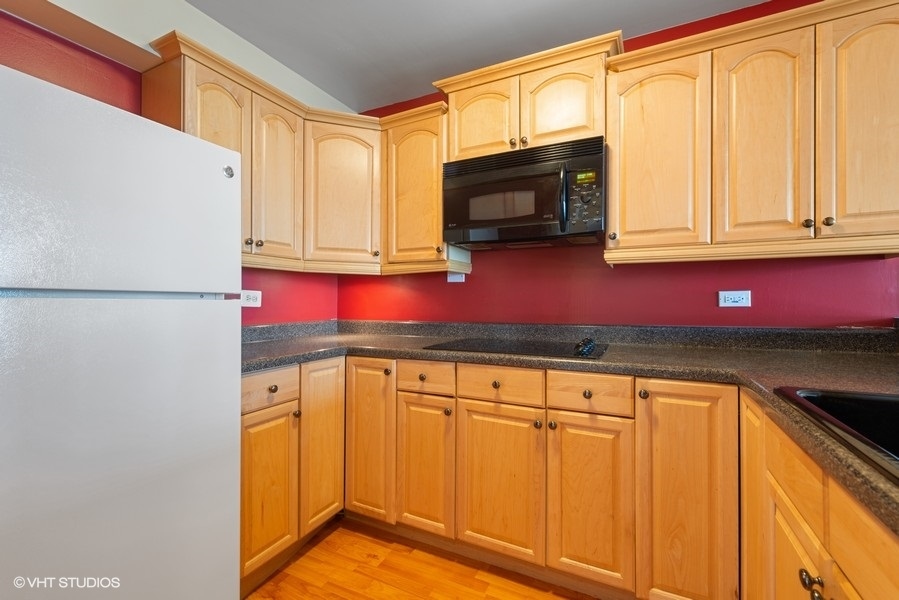 1850 N CLARK Street Unit: 2004