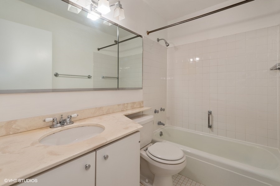 1850 N CLARK Street Unit: 2004