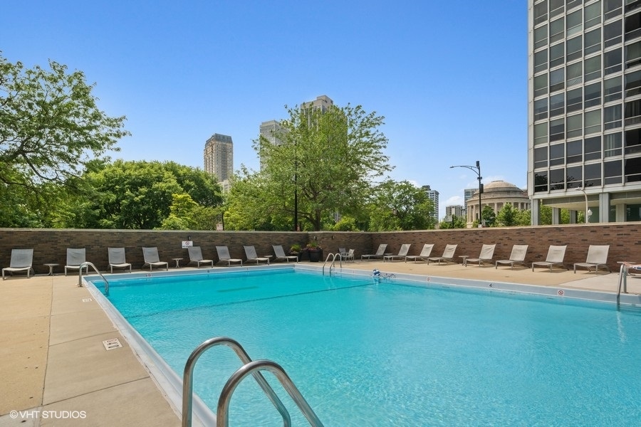 2800 N Lake Shore Drive Unit: 1813