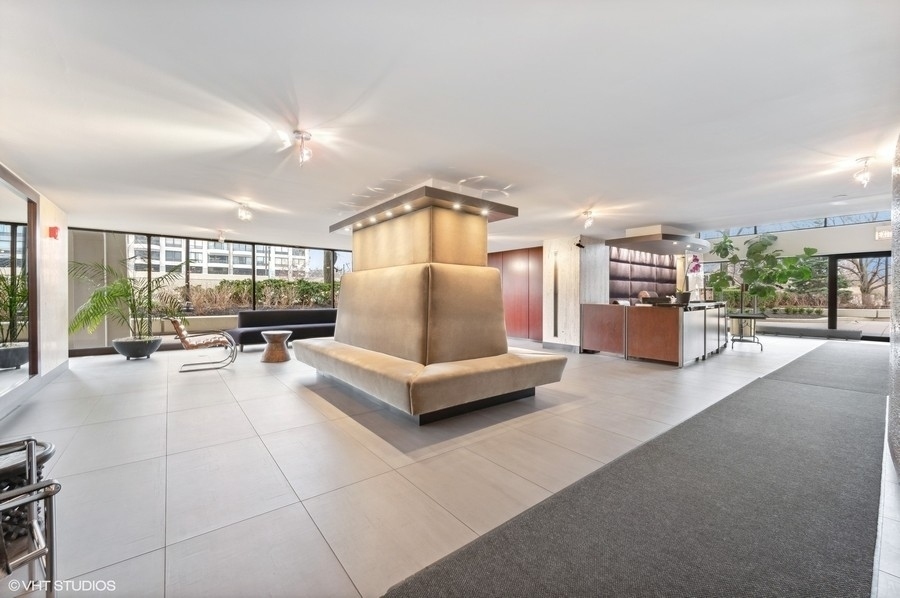 1960 N LINCOLN PARK WEST Unit: 2401