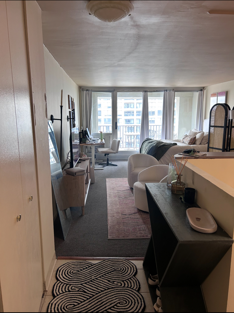 1960 N LINCOLN PARK WEST Unit: 2002