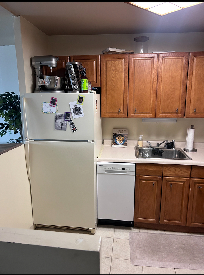 1960 N LINCOLN PARK WEST Unit: 2002