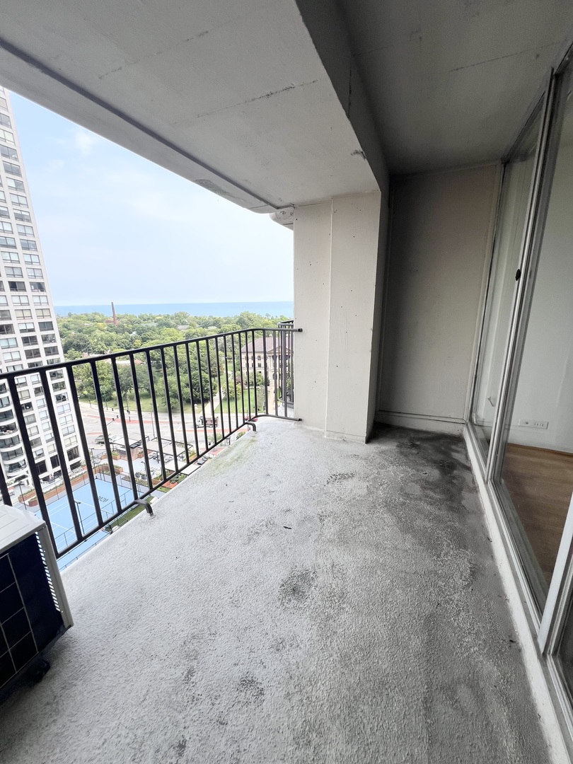 1960 N Lincoln Park West Unit: 1502