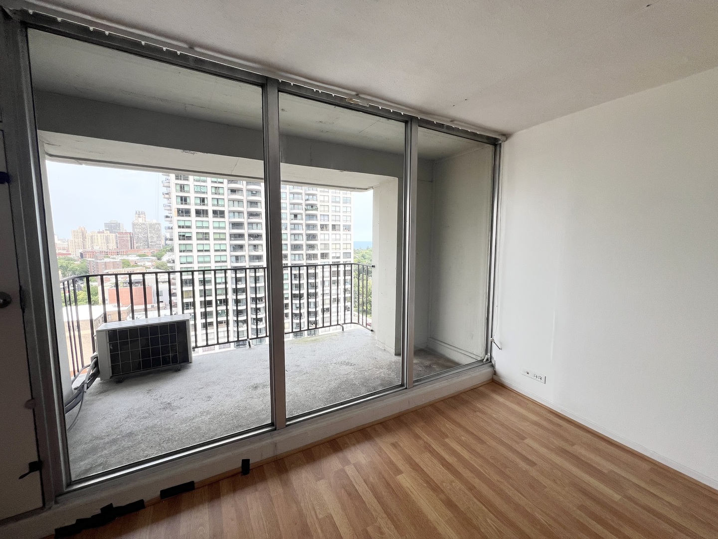1960 N Lincoln Park West Unit: 1502