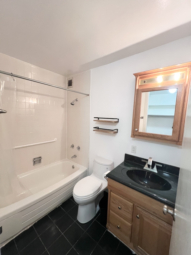 1960 N Lincoln Park West Unit: 1502