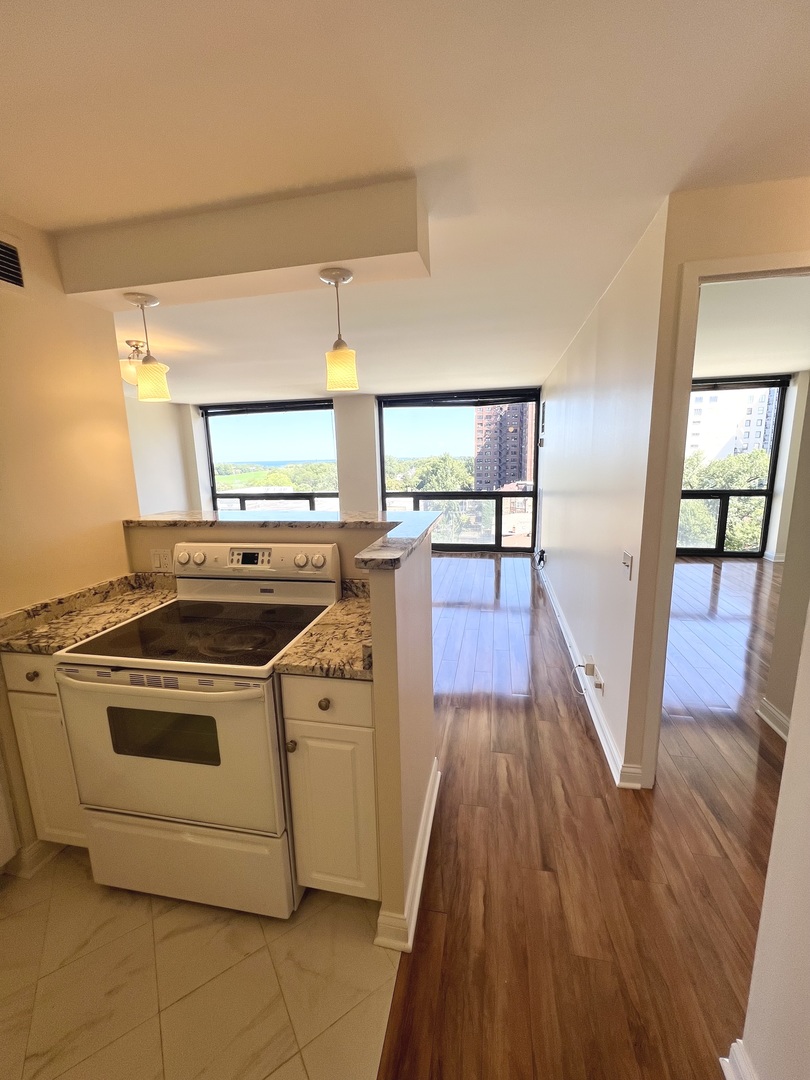 4343 N Clarendon Avenue Unit: 906