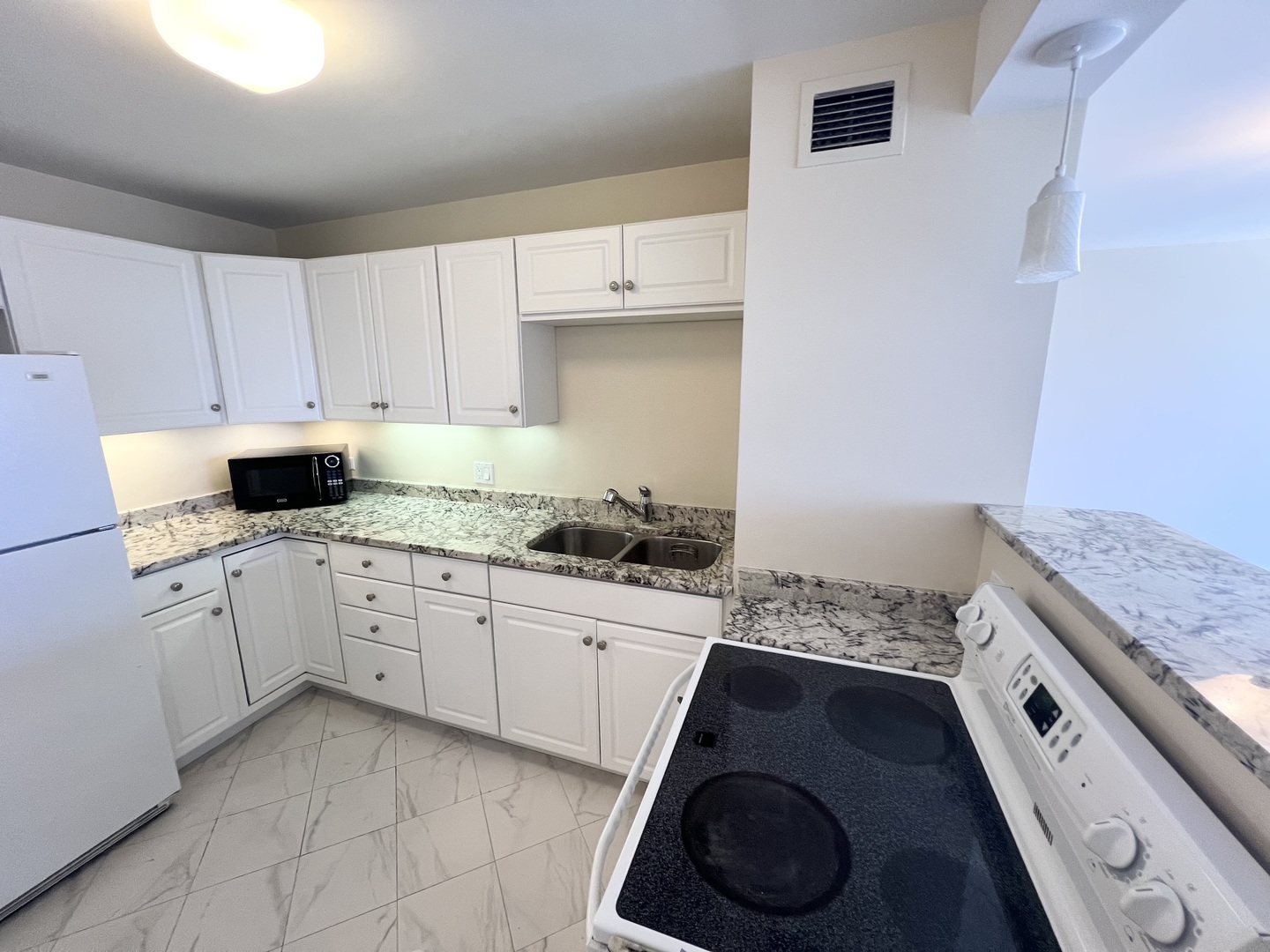 4343 N Clarendon Avenue Unit: 906