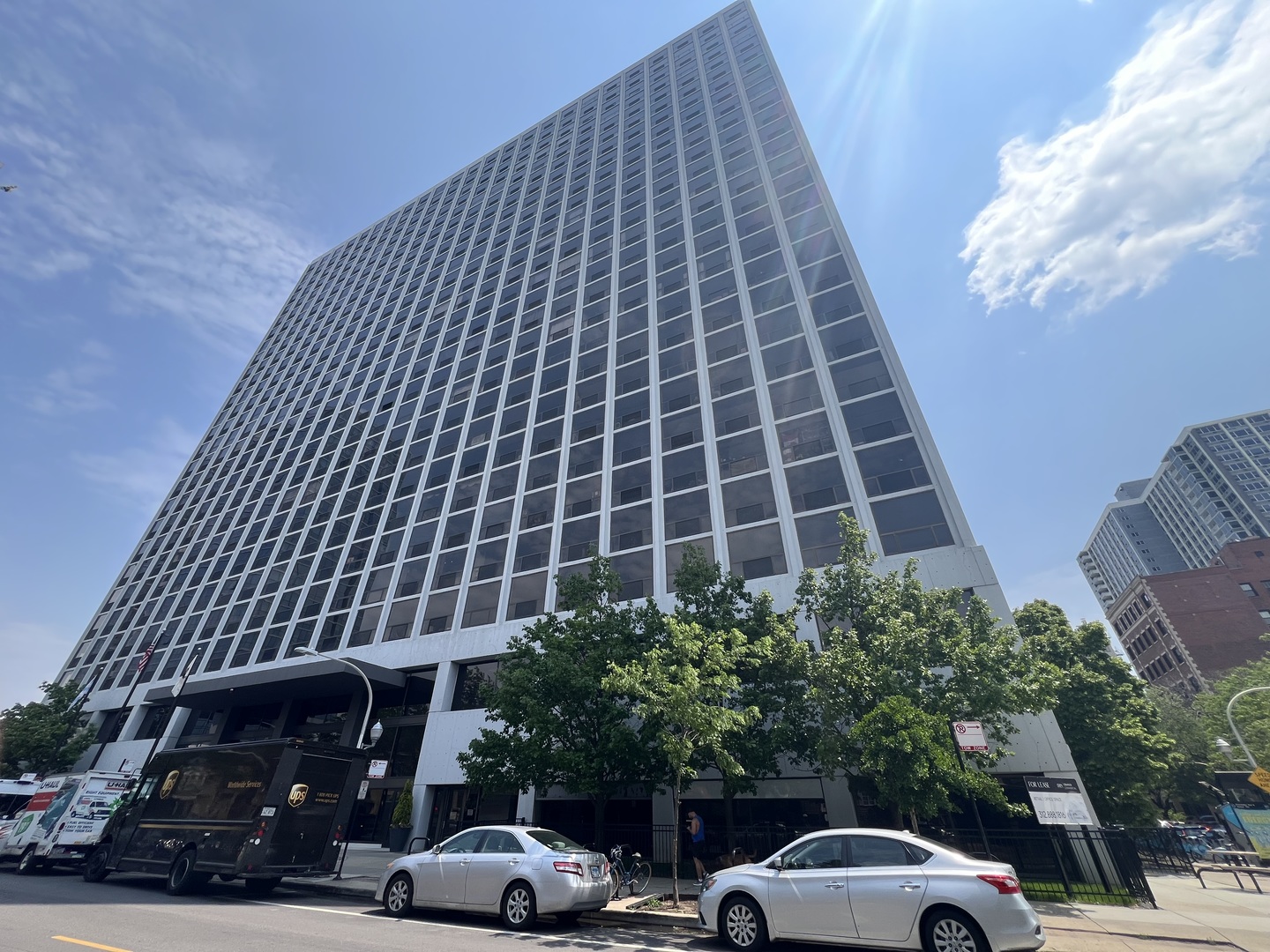 4343 N Clarendon Avenue Unit: 906
