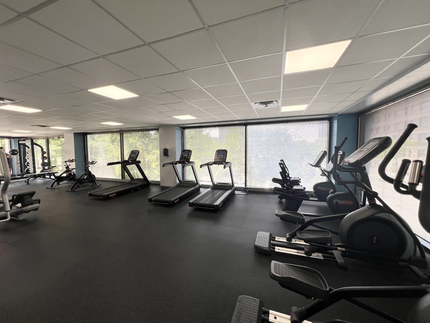 4343 N Clarendon Avenue Unit: 906