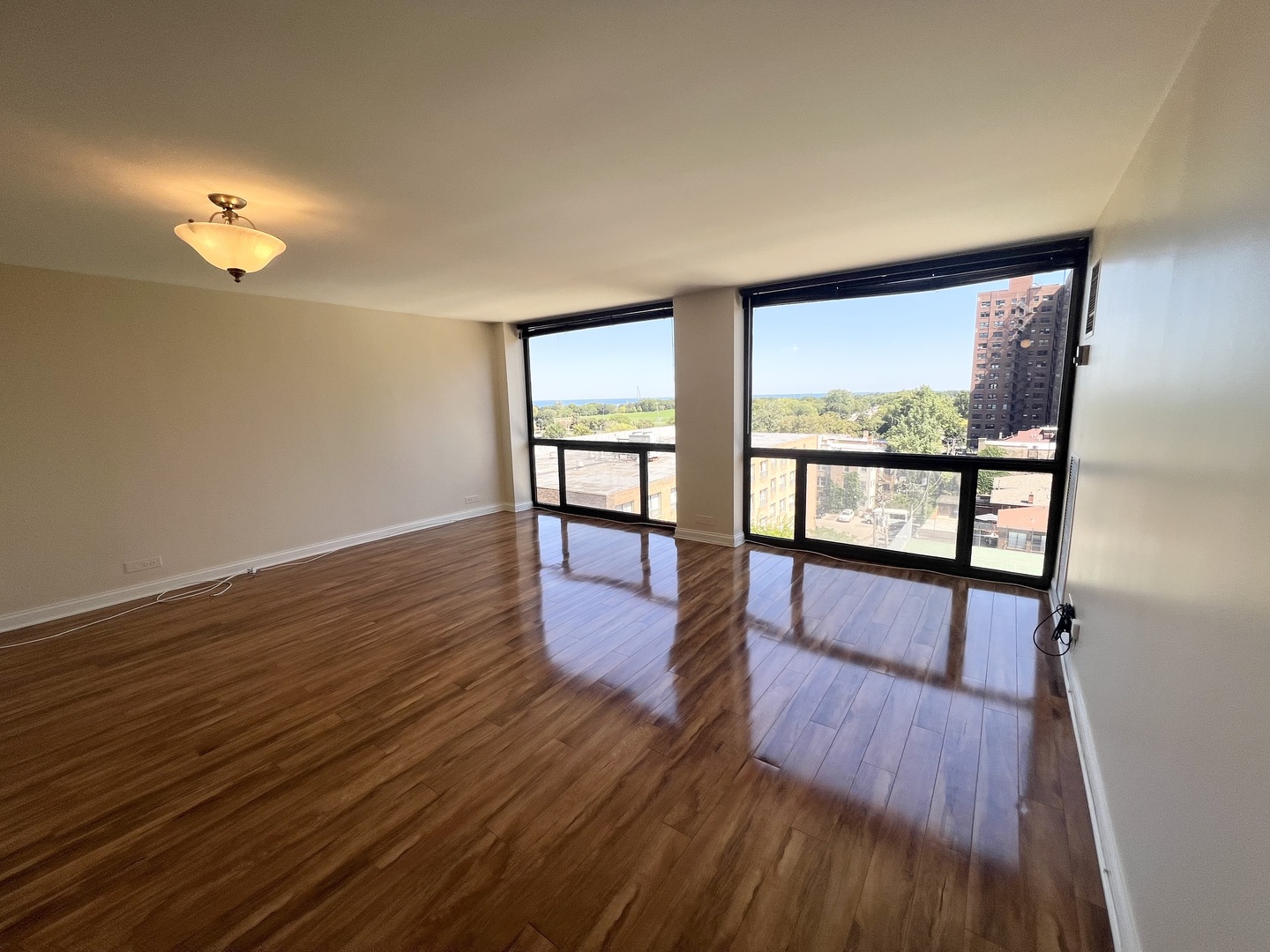 4343 N Clarendon Avenue Unit: 906