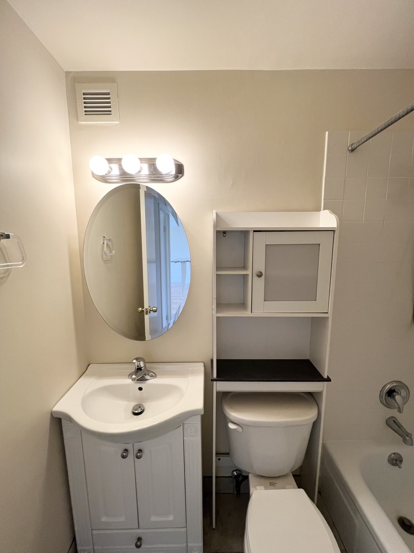 4343 N Clarendon Avenue Unit: 906