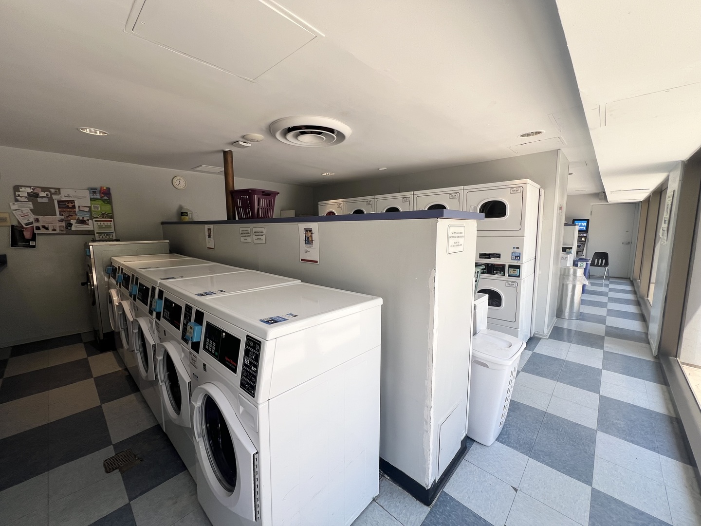 4343 N Clarendon Avenue Unit: 906