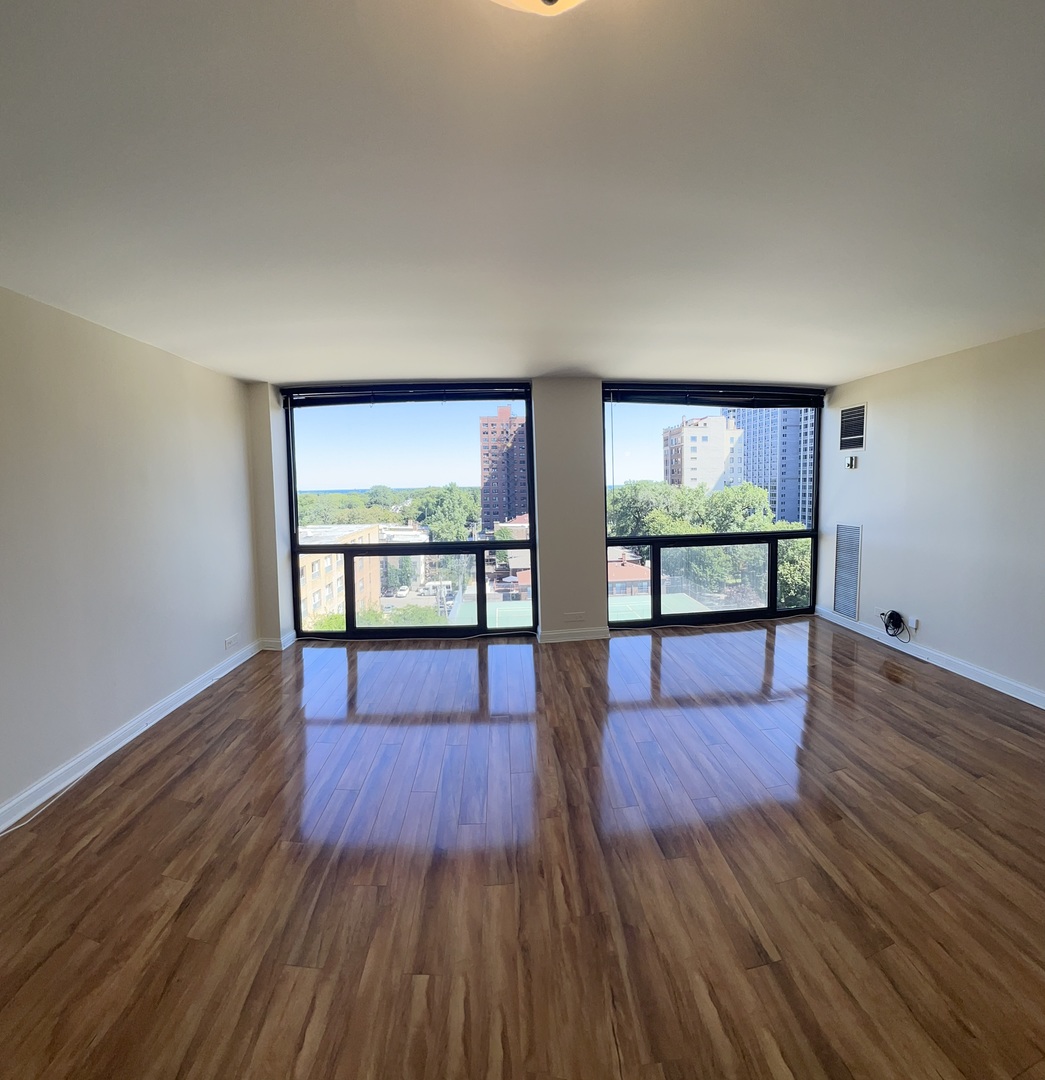 4343 N Clarendon Avenue Unit: 906