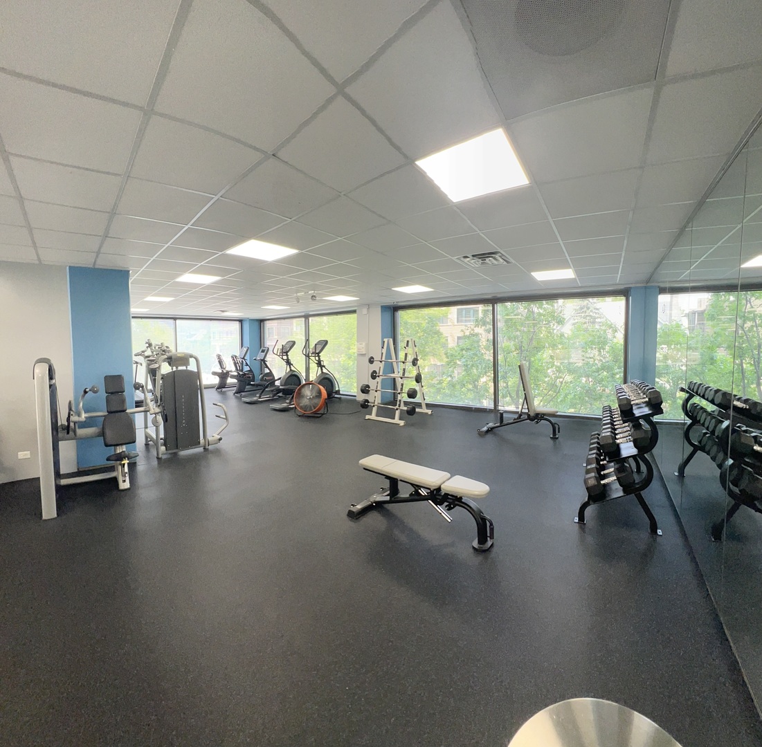 4343 N Clarendon Avenue Unit: 906