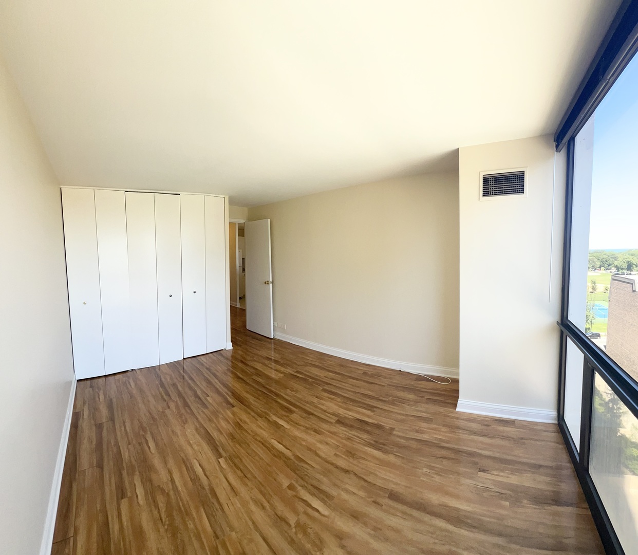 4343 N Clarendon Avenue Unit: 906