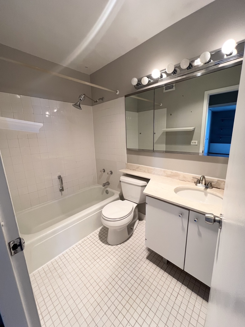 1850 N CLARK Street Unit: 2008