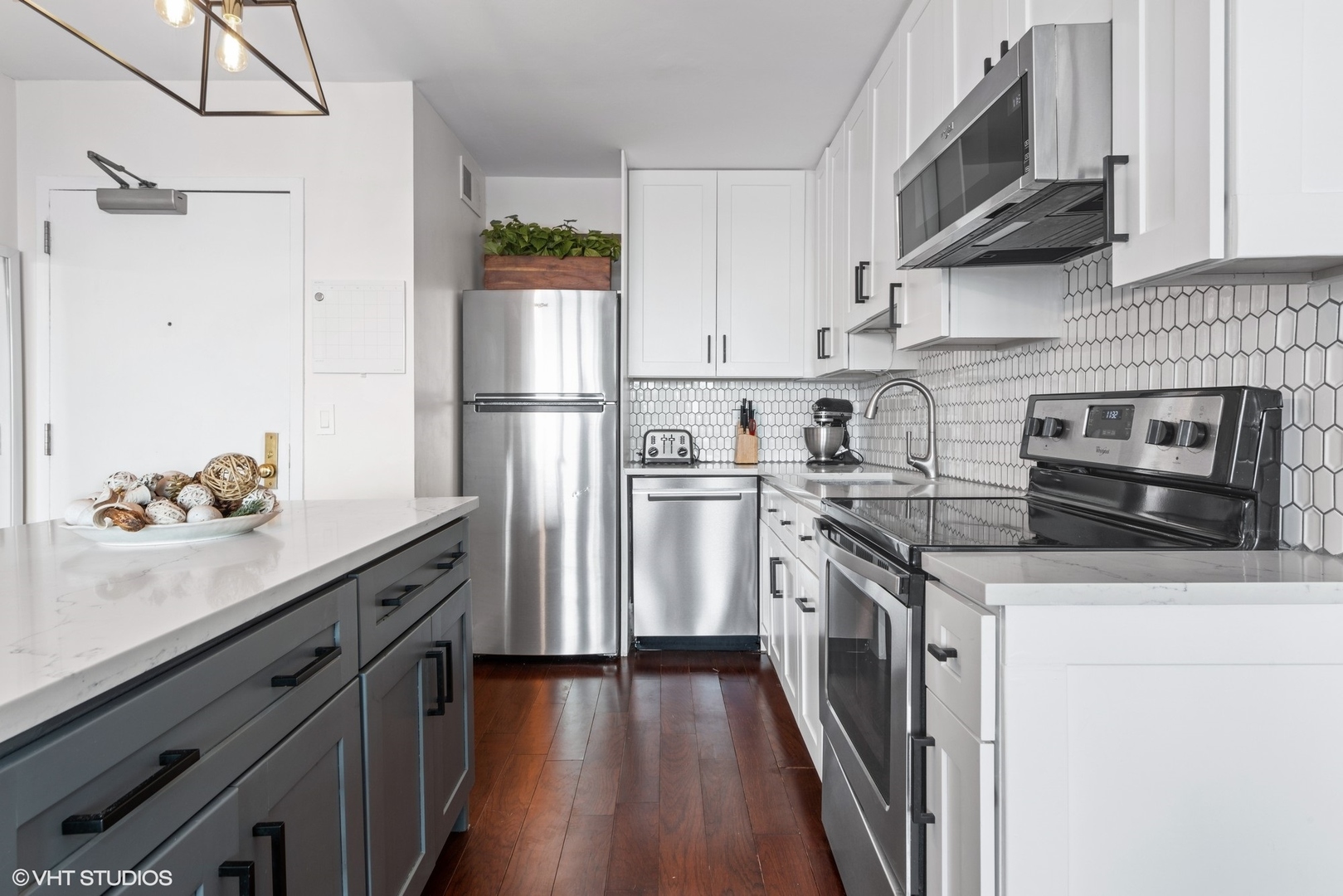 1850 N CLARK Street Unit: 704