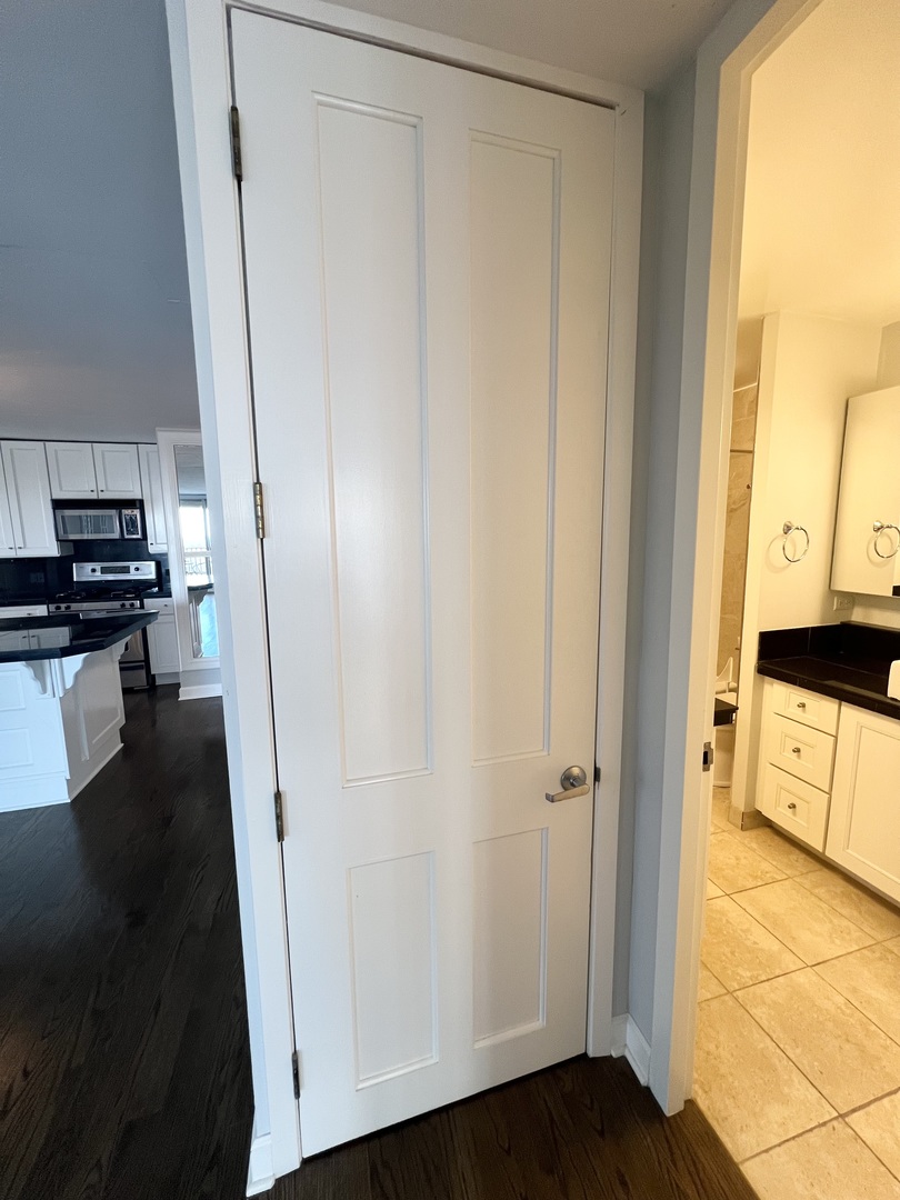 1960 N Lincoln Park West Unit: 1910