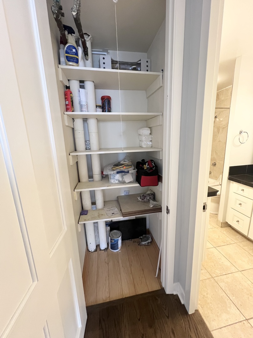 1960 N Lincoln Park West Unit: 1910