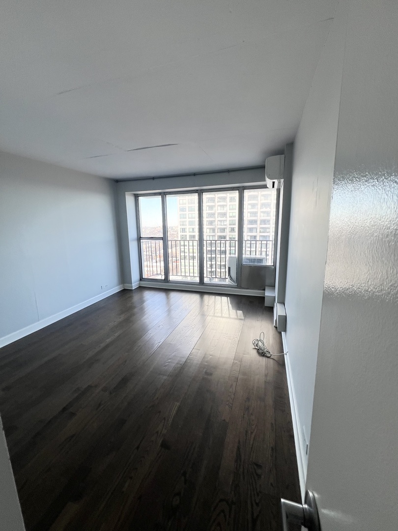 1960 N Lincoln Park West Unit: 1910