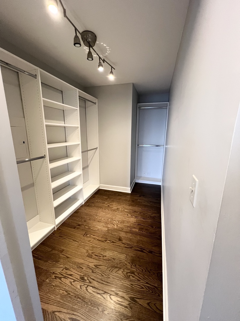 1960 N Lincoln Park West Unit: 1910