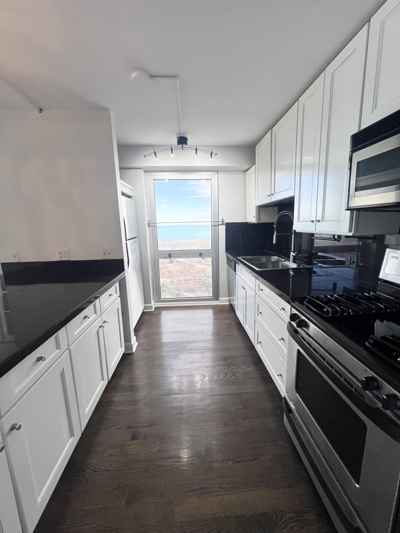 1960 N Lincoln Park West Unit: 1910