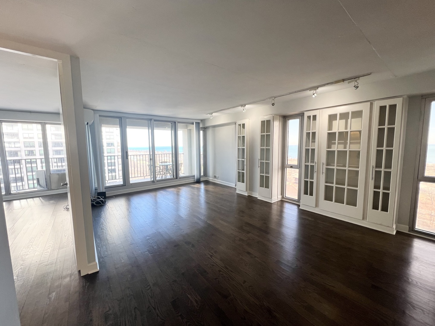 1960 N Lincoln Park West Unit: 1910