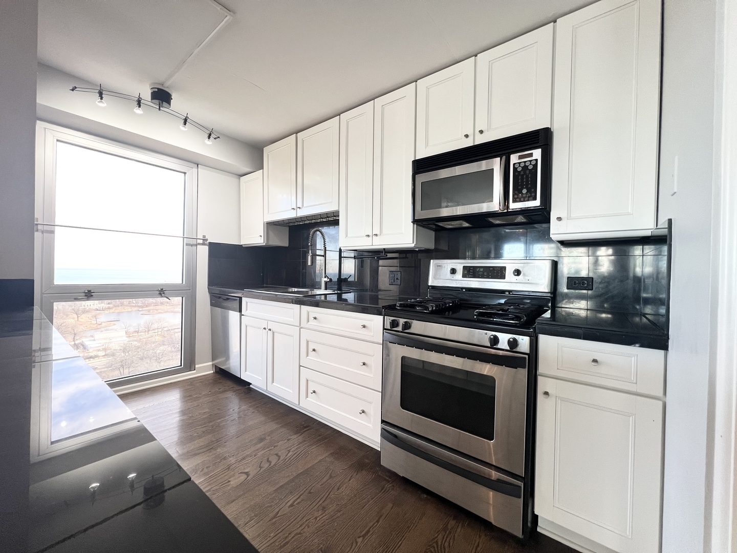 1960 N Lincoln Park West Unit: 1910