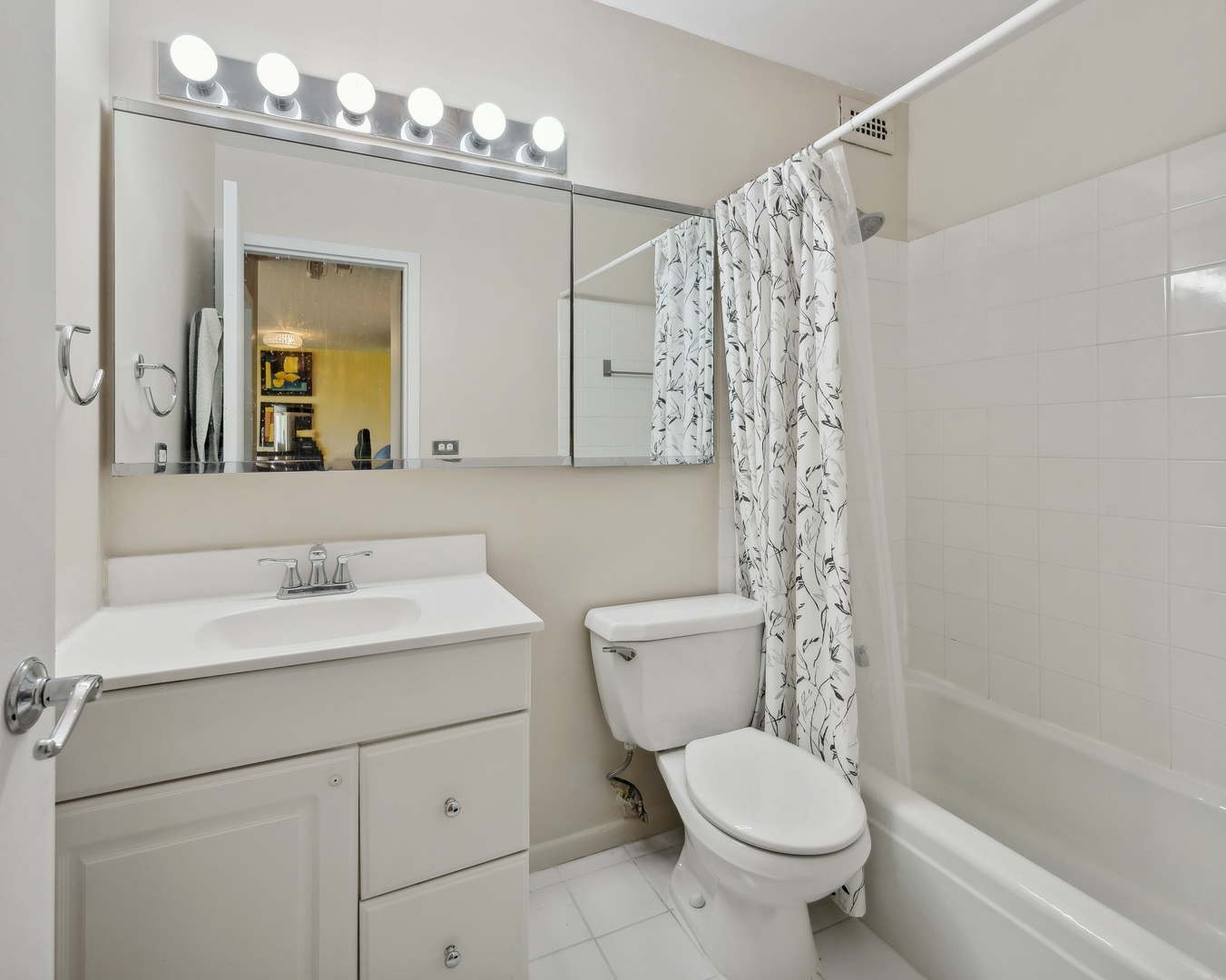 1850 N CLARK Street Unit: 405