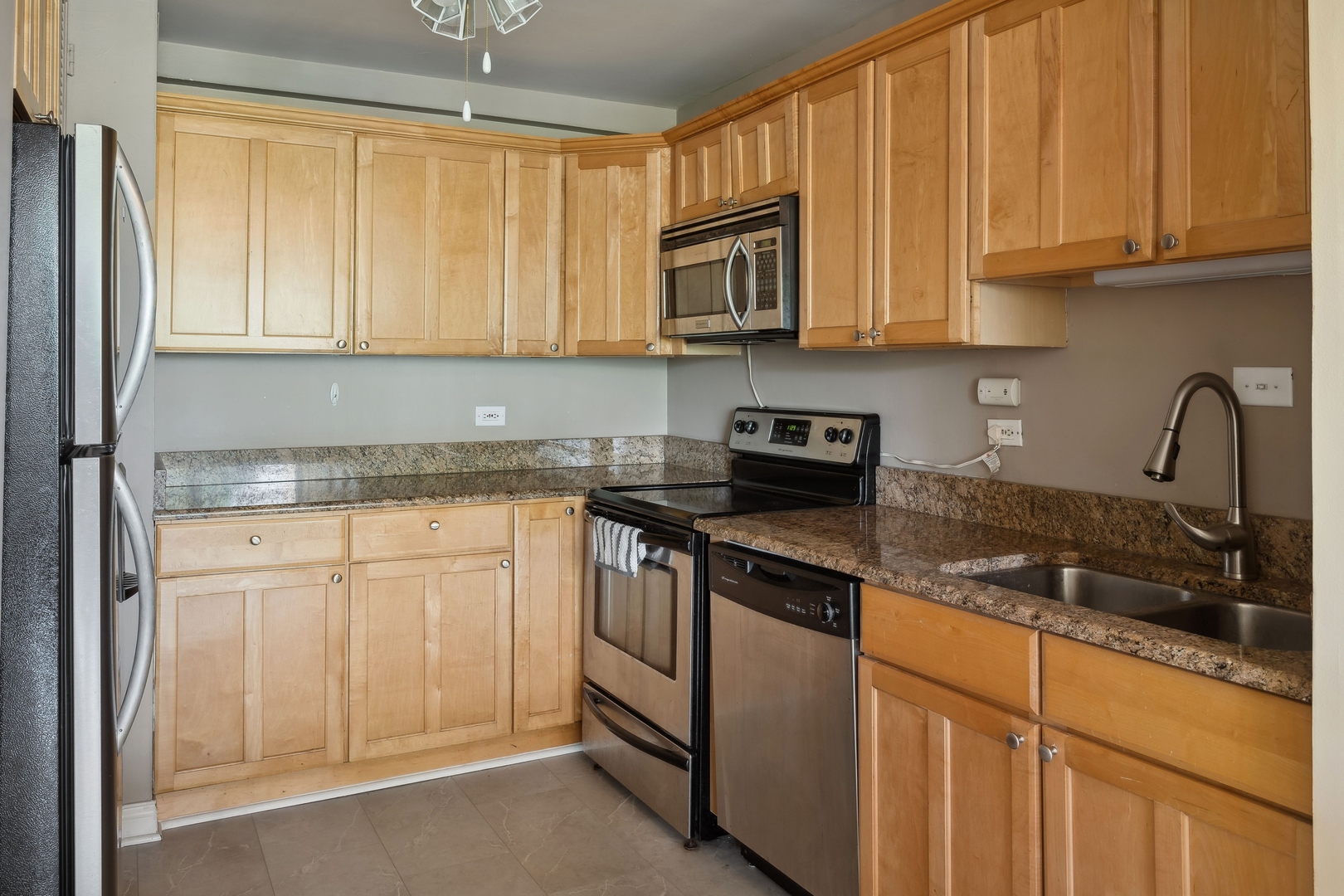 1850 N CLARK Street Unit: 405