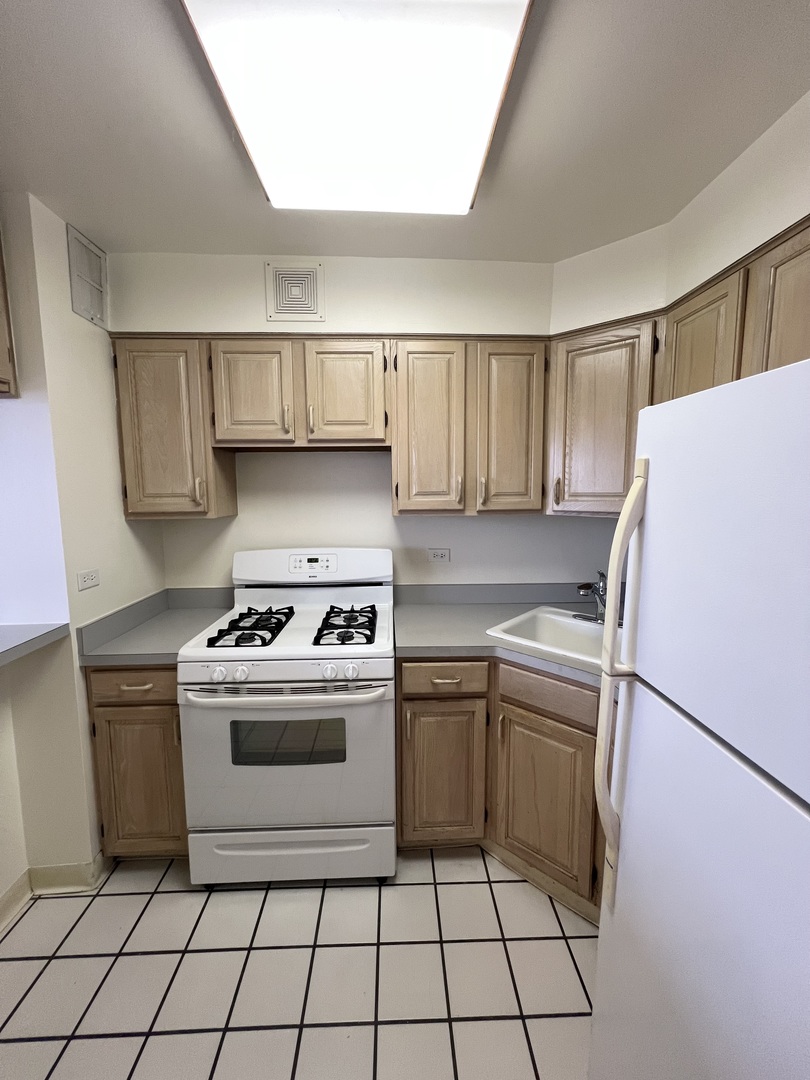 2800 N Lake Shore Drive Unit: 2711