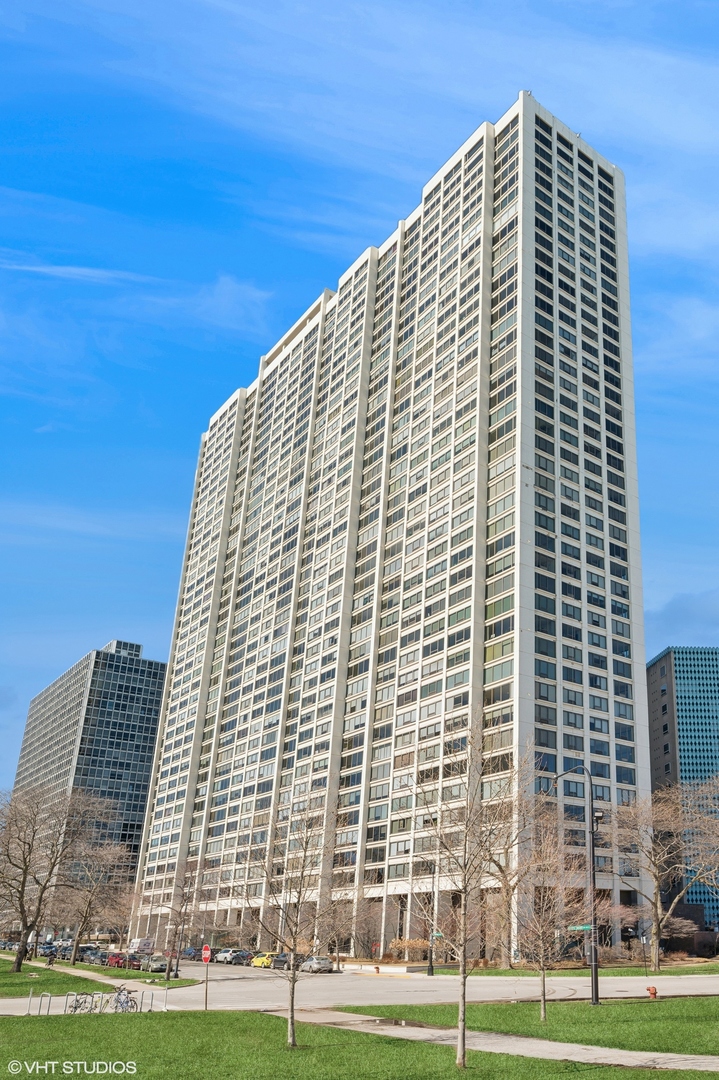 2800 N Lake Shore Drive Unit: 2711