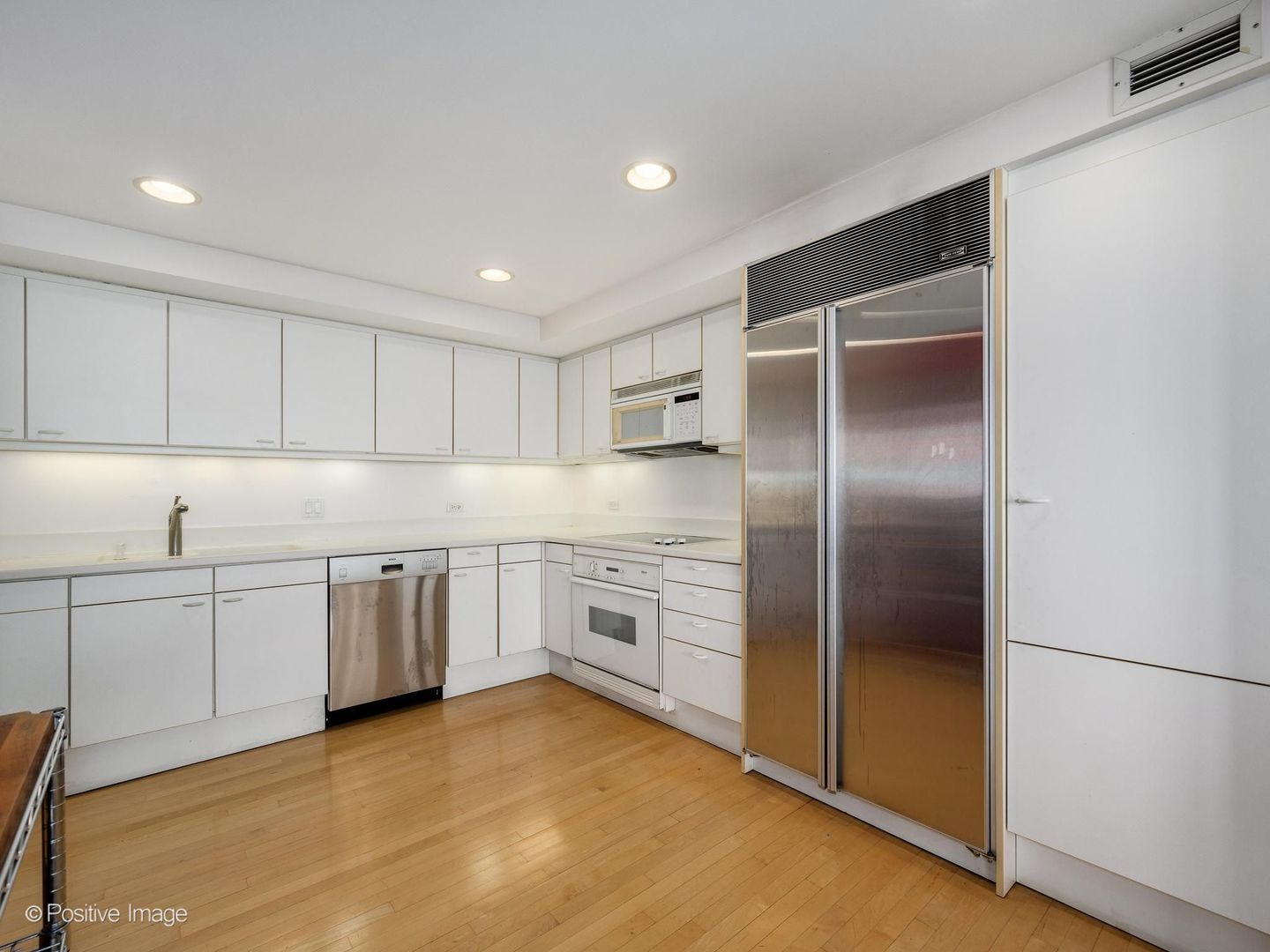 2314 N Lincoln Park West Unit: 9N