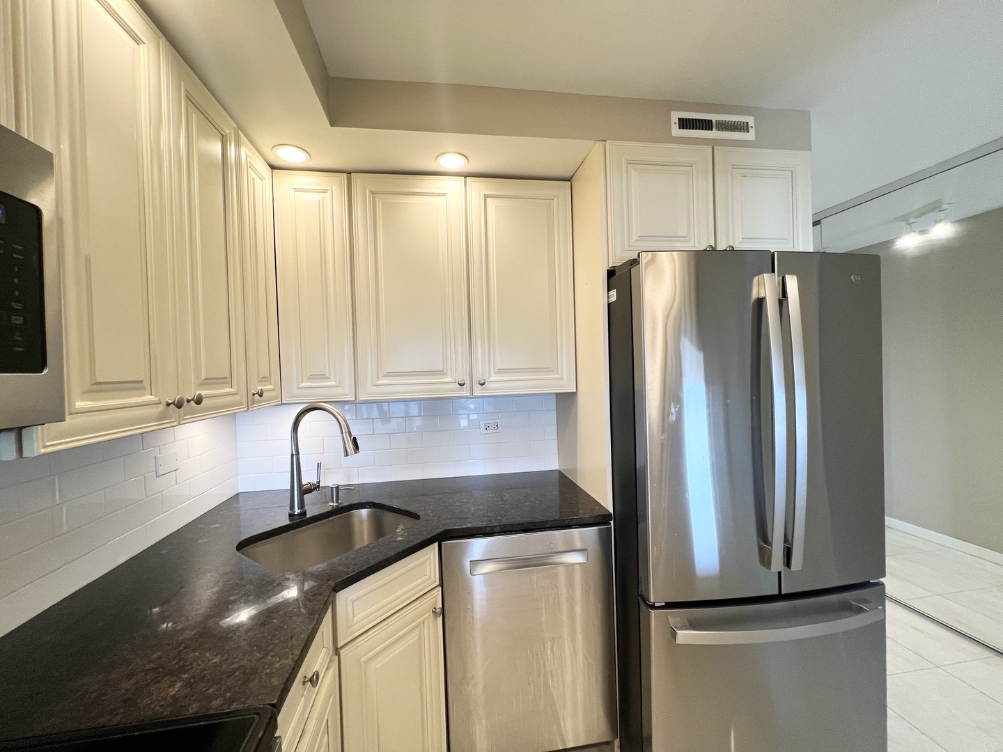 2650 N LAKEVIEW Avenue Unit: 3708