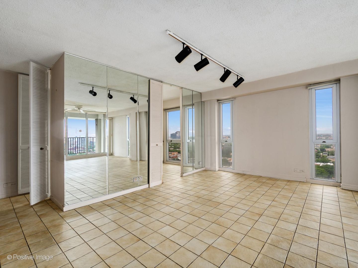 1960 N Lincoln Park West Unit: 2103