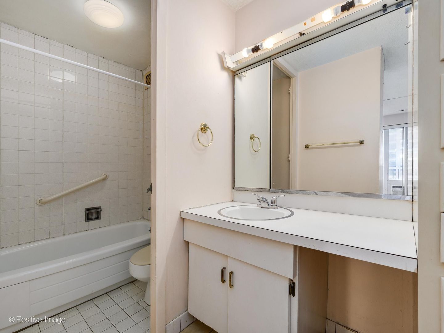 1960 N Lincoln Park West Unit: 2103