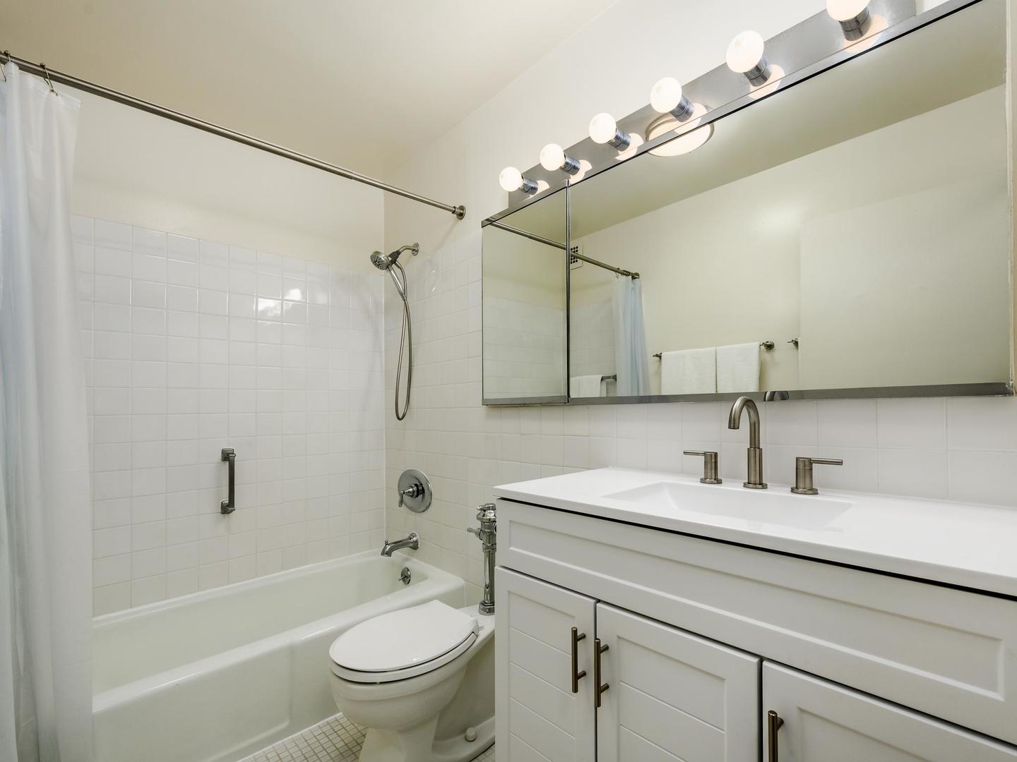 2800 N Lake Shore Drive Unit: 1911