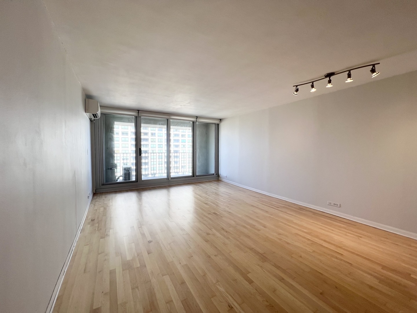 1960 N Lincoln Park West Unit: 2502
