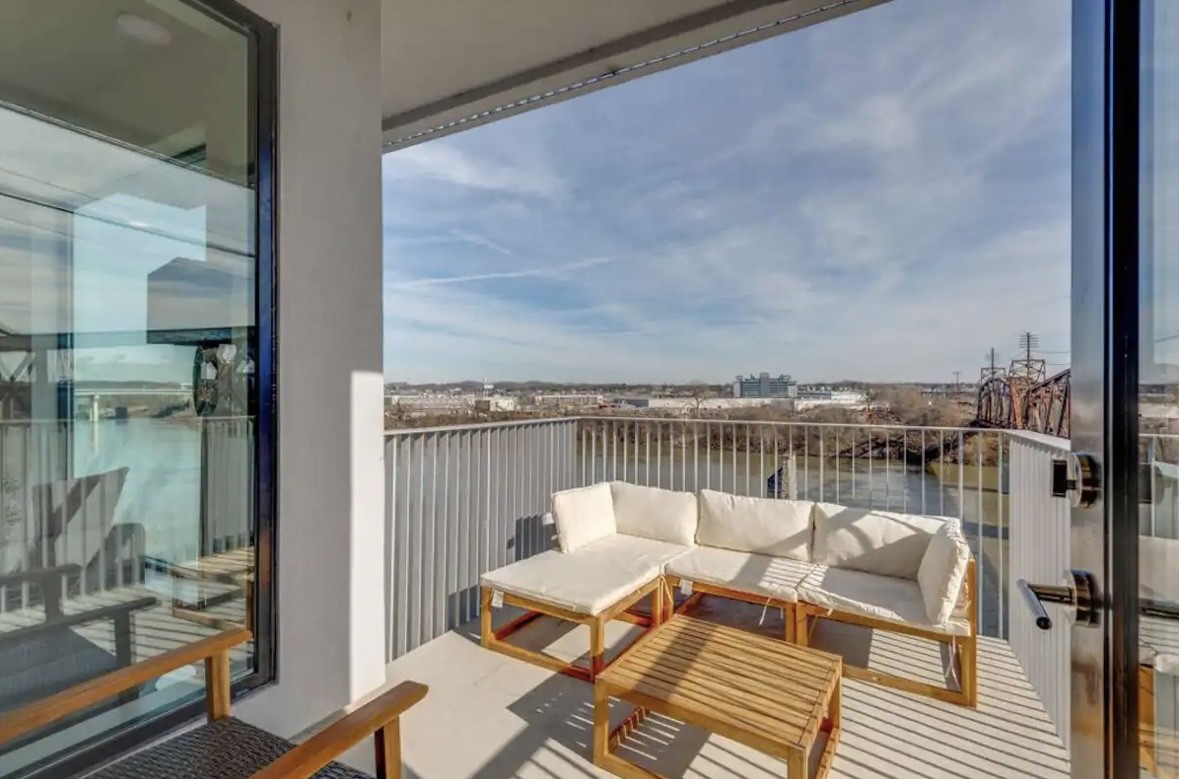 700 1st Ave, N Unit: 202