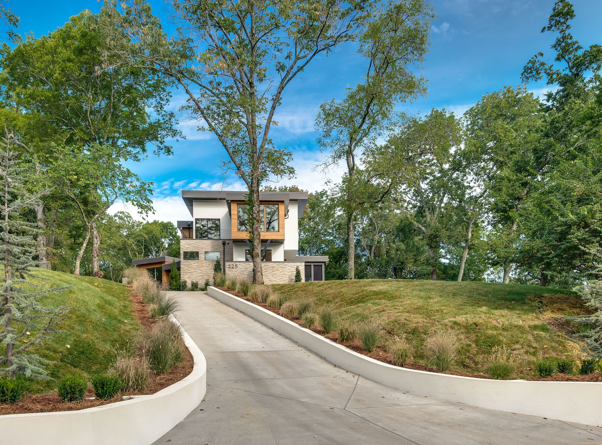 225 Robin Hill Rd